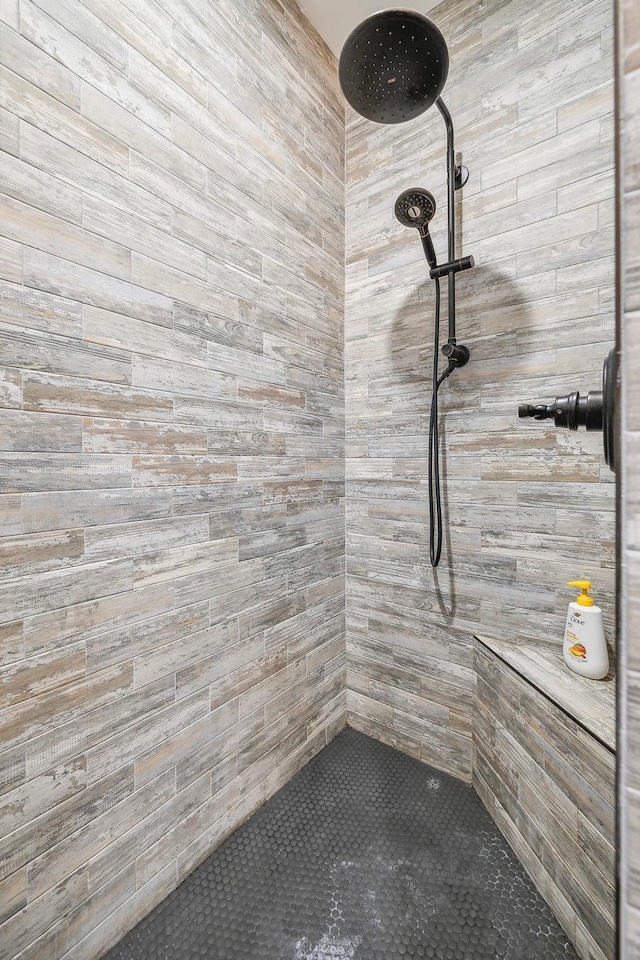 bathroom featuring tiled shower