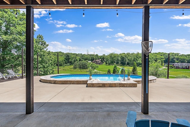 view of pool with a lawn, a jacuzzi, and a patio area