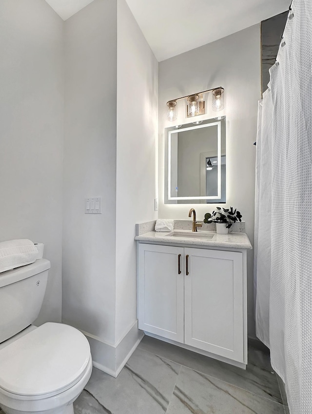 bathroom with a shower with curtain, vanity, and toilet