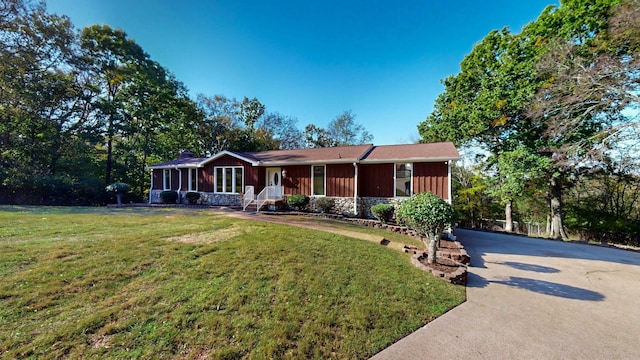 ranch-style home with a front lawn