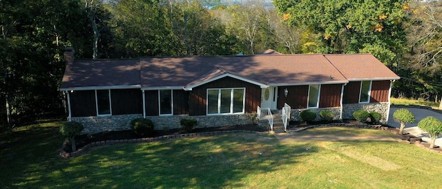 ranch-style house featuring a front yard