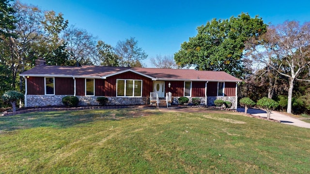 single story home featuring a front lawn