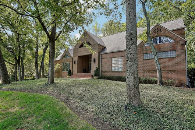 view of front facade with a front lawn