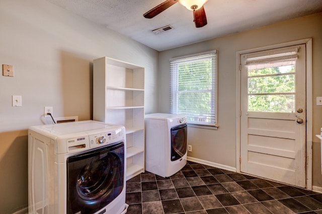 clothes washing area featuring ceiling fan, independent washer and dryer, and a textured ceiling