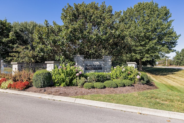 community / neighborhood sign featuring a yard