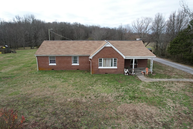 ranch-style home featuring a front lawn