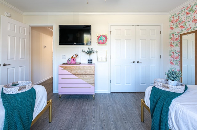 bedroom featuring a closet, dark hardwood / wood-style flooring, and crown molding