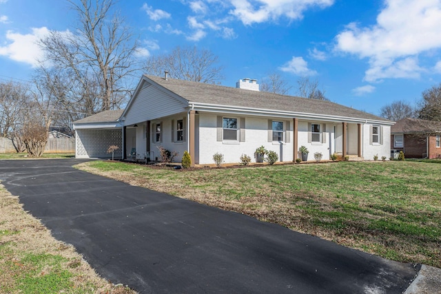 ranch-style house featuring a front yard