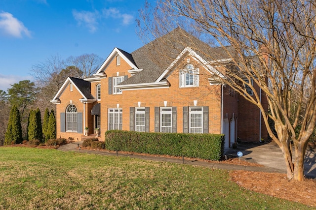 front of property with a front lawn