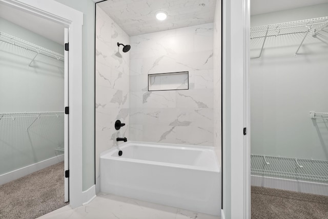 bathroom with tiled shower / bath