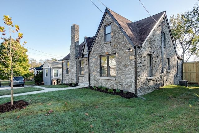 view of front facade featuring a front lawn