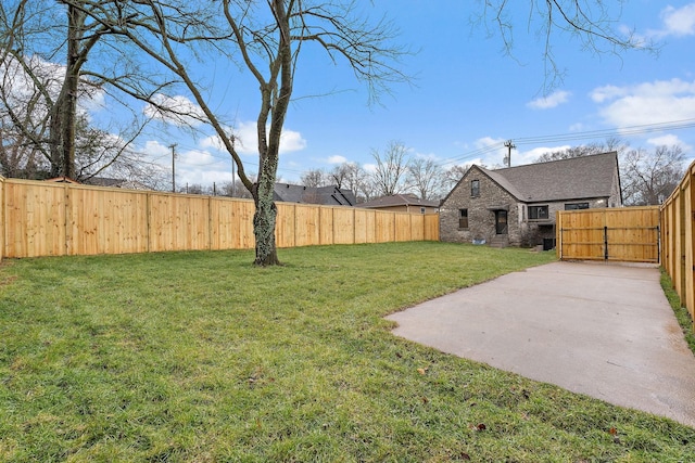 view of yard featuring a patio