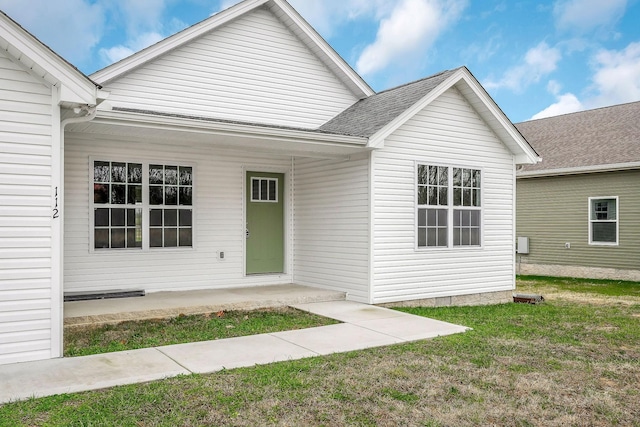 view of front of house with a front lawn