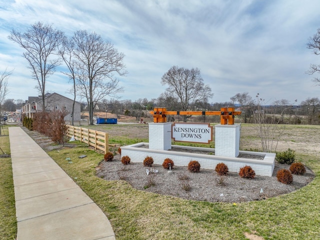 community / neighborhood sign featuring a lawn