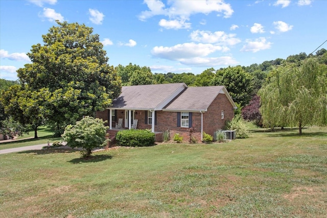 view of front facade featuring a front yard and central AC