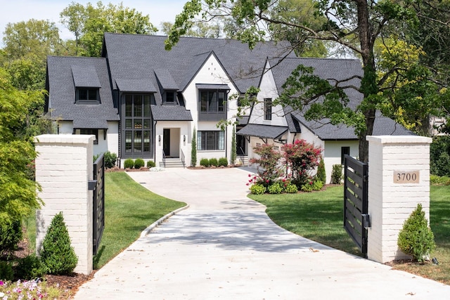 view of front of house featuring a front yard