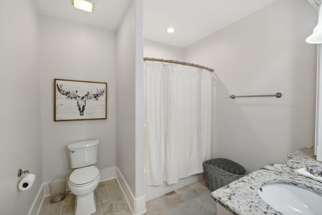 bathroom featuring a shower with shower curtain, vanity, and toilet