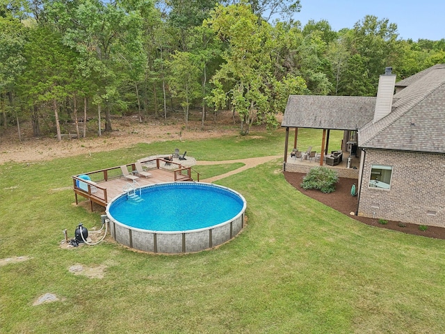 view of swimming pool featuring a yard