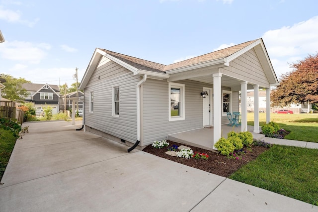 view of front of property featuring a porch and a front yard