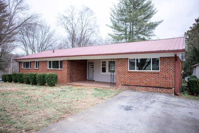 ranch-style house with covered porch