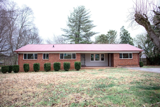 single story home featuring a front lawn