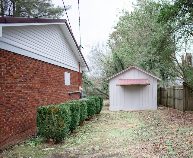 view of yard with a storage unit