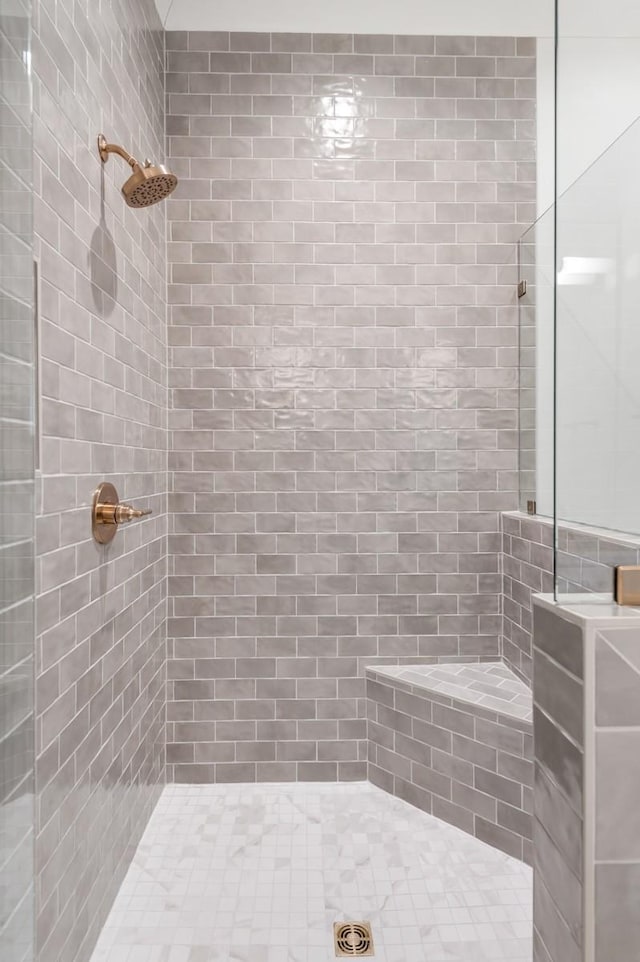 bathroom featuring tiled shower