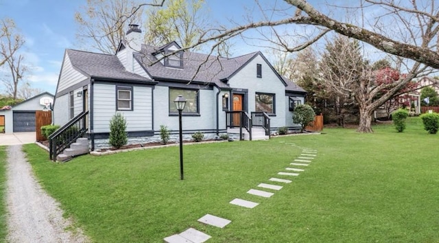 view of front of property featuring a front yard