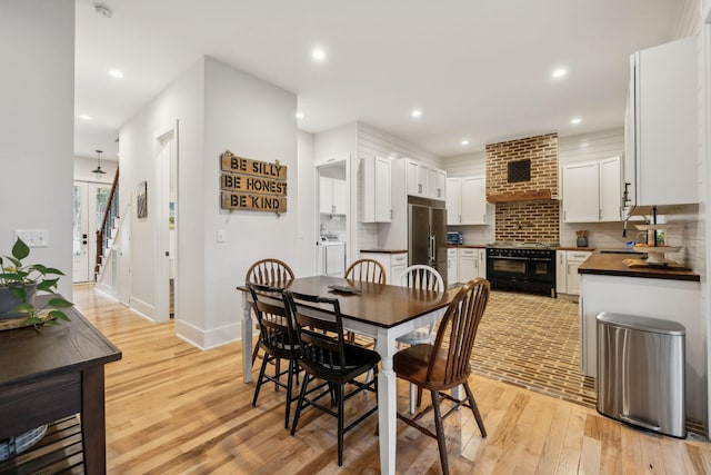 dining space with independent washer and dryer and sink