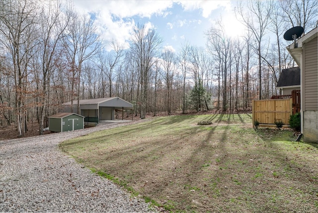 view of yard featuring an outdoor structure