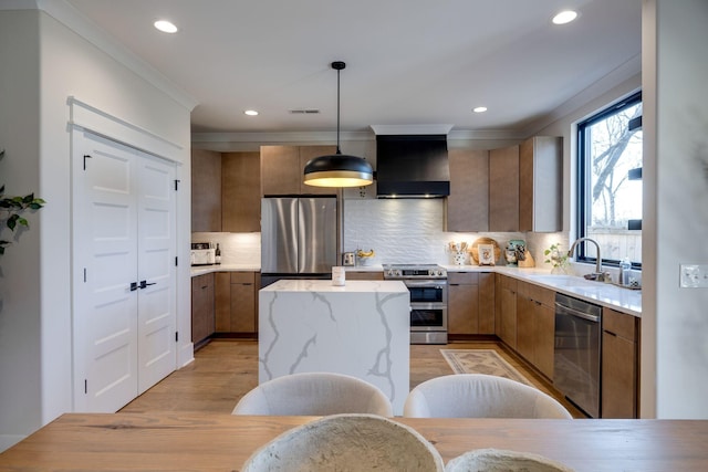 kitchen with tasteful backsplash, stainless steel appliances, sink, pendant lighting, and a center island