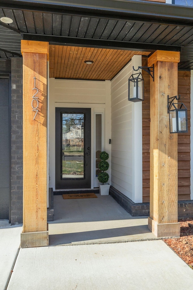 property entrance featuring a porch