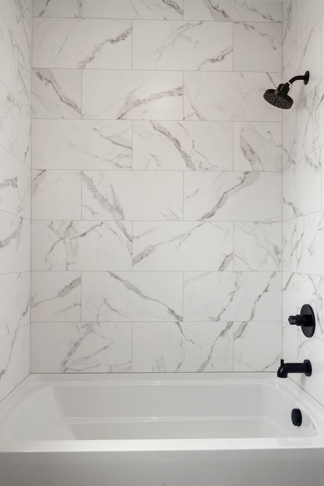 bathroom featuring tiled shower / bath