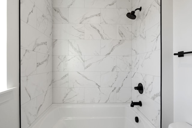 bathroom featuring tiled shower / bath