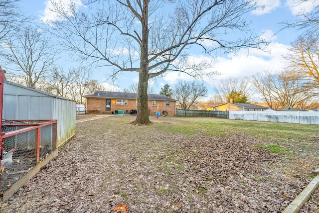 view of yard featuring an outdoor structure