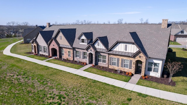 view of front of property featuring a front lawn