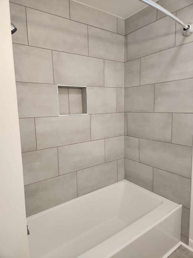 bathroom featuring tiled shower / bath