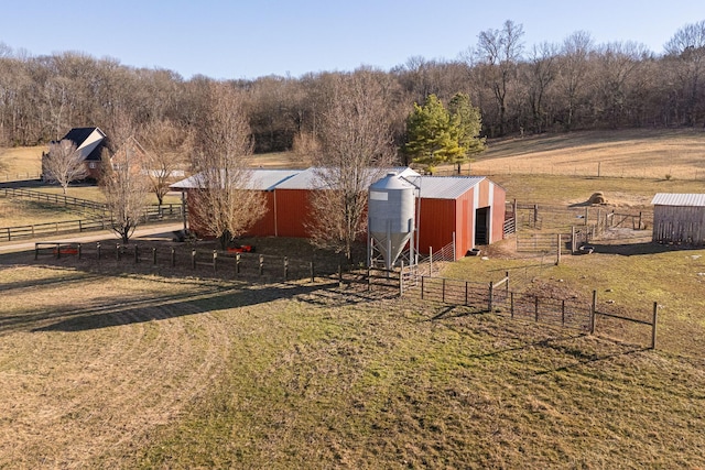 view of yard featuring a rural view and an outbuilding