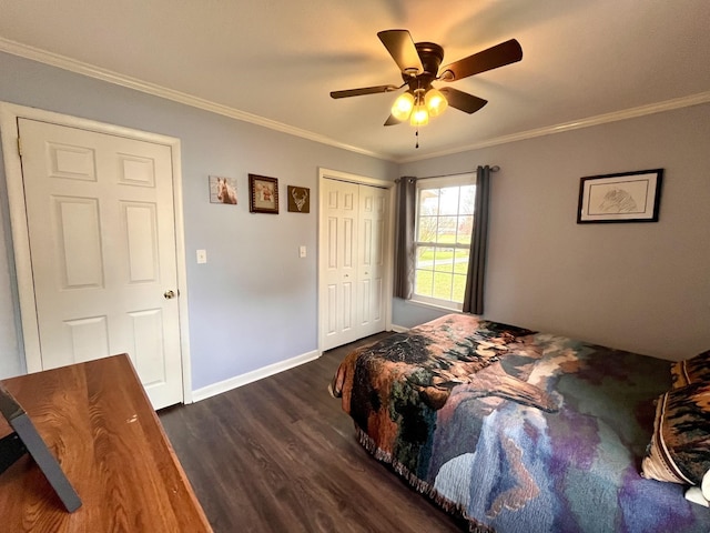 bedroom featuring ceiling fan, dark hardwood / wood-style floors, and crown molding