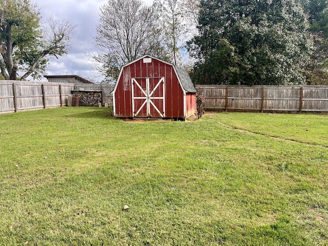 view of yard featuring a storage unit