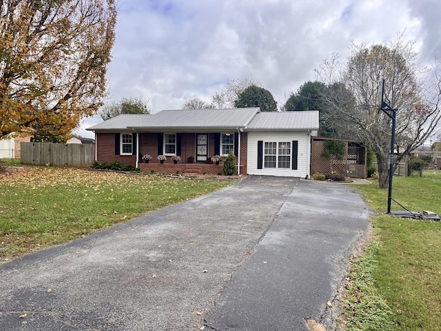 single story home with a front yard