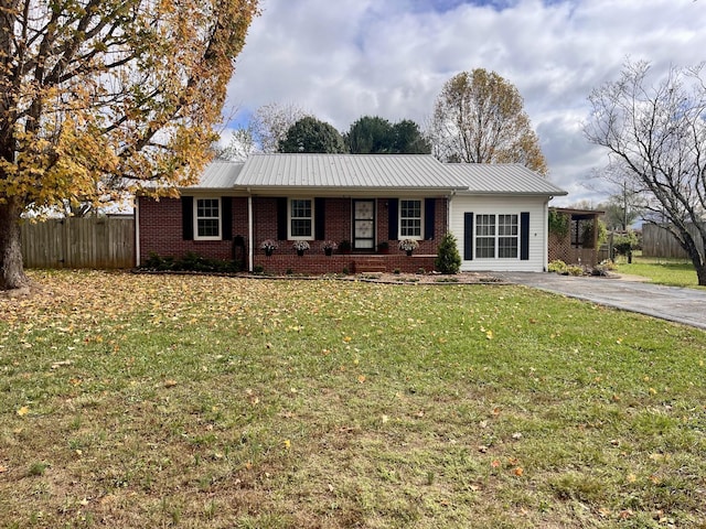 ranch-style home featuring a front lawn