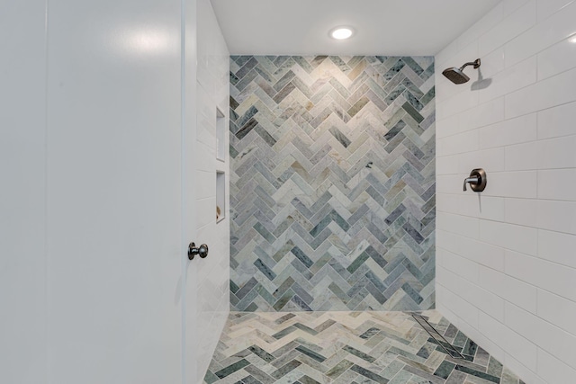 bathroom featuring tiled shower