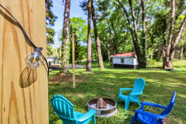 view of yard featuring an outdoor fire pit