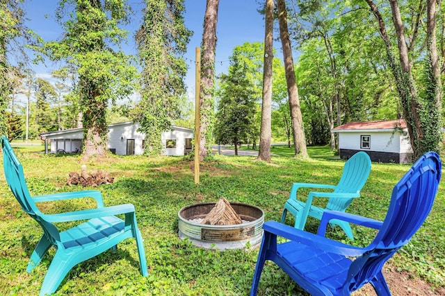 view of yard featuring an outdoor fire pit