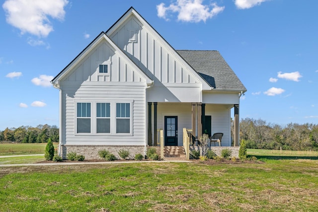 modern farmhouse featuring a front yard