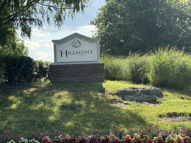 community / neighborhood sign with a lawn