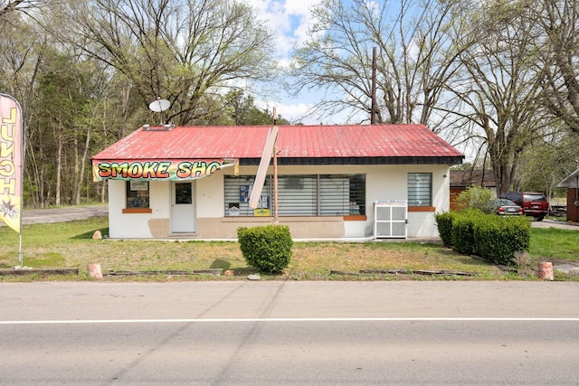 view of front of property with a front lawn