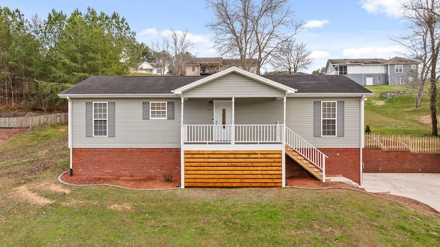 view of front facade featuring a porch and a front yard