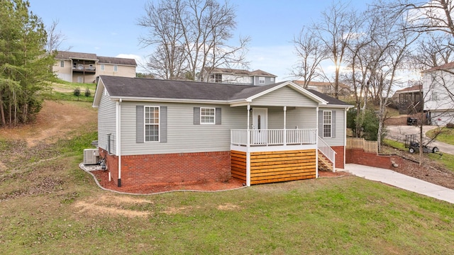 view of front of property featuring a porch and a front yard